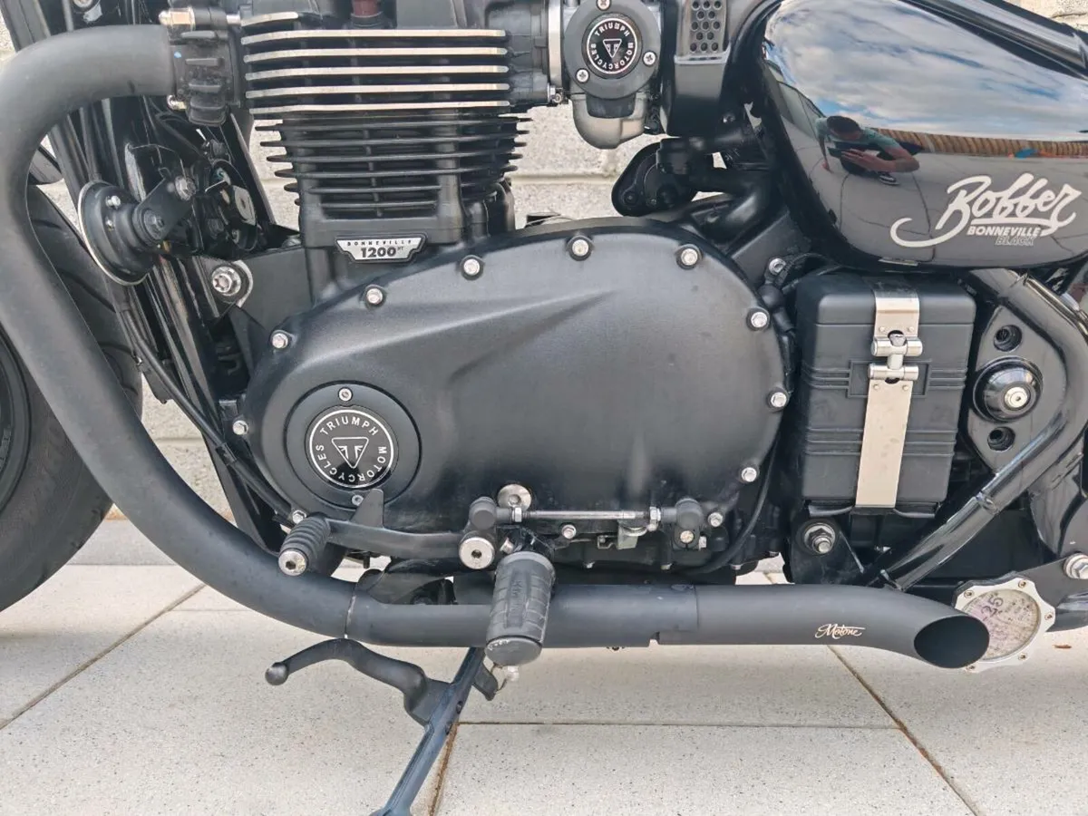 Triumph Bonneville Bobber Black - Image 4