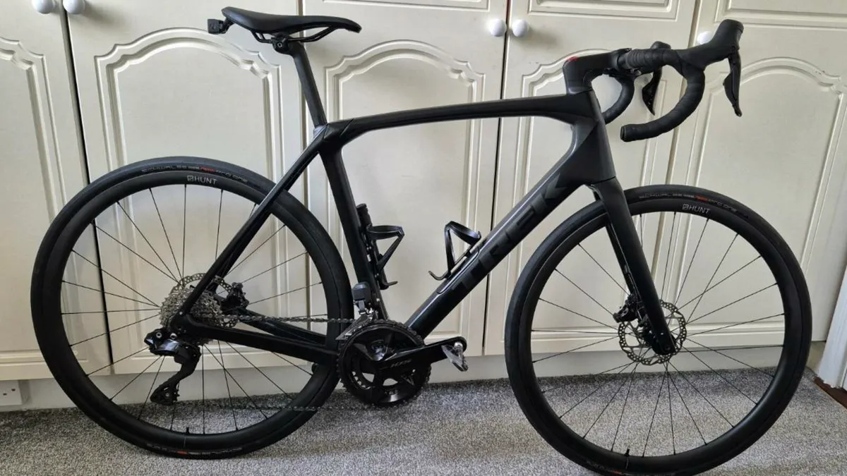 Trek Domane Gen4 SL6 Di2 with Hunt Carbon wheels - Image 2