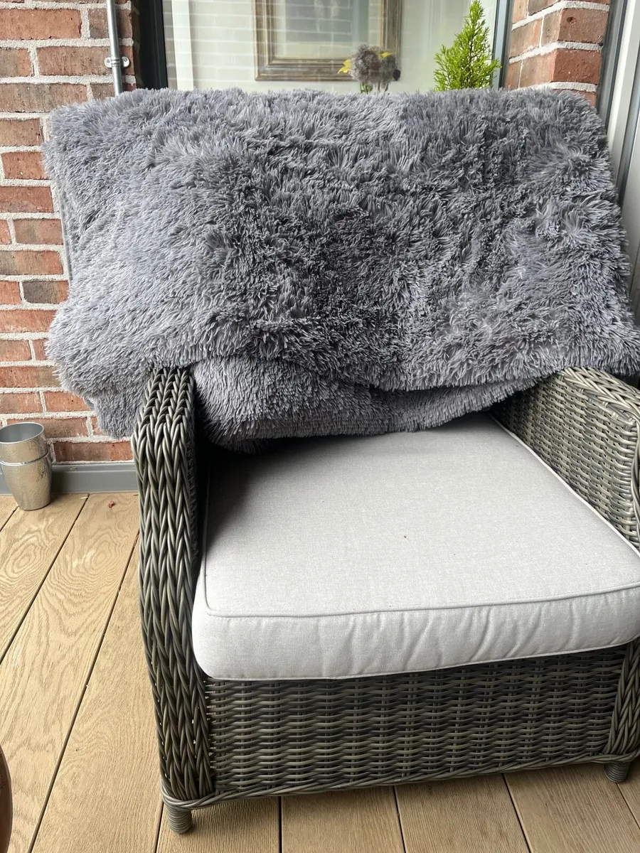 Grey shaggy Rug ( 3m x 2m ) - Image 2