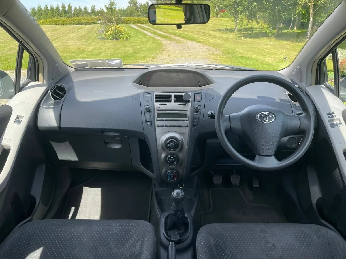 Toyota Yaris 2011 - Image 4