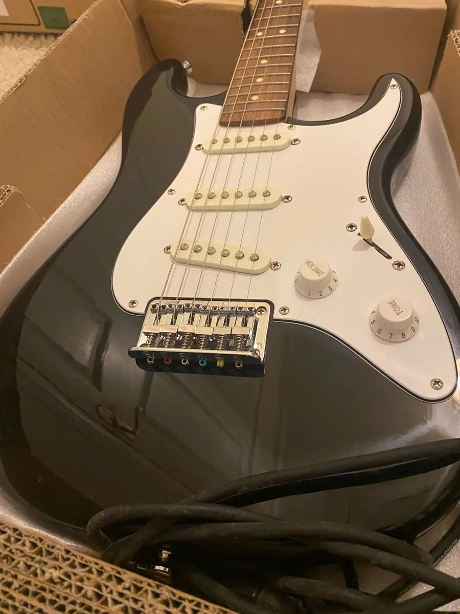 Electric guitar - Image 2