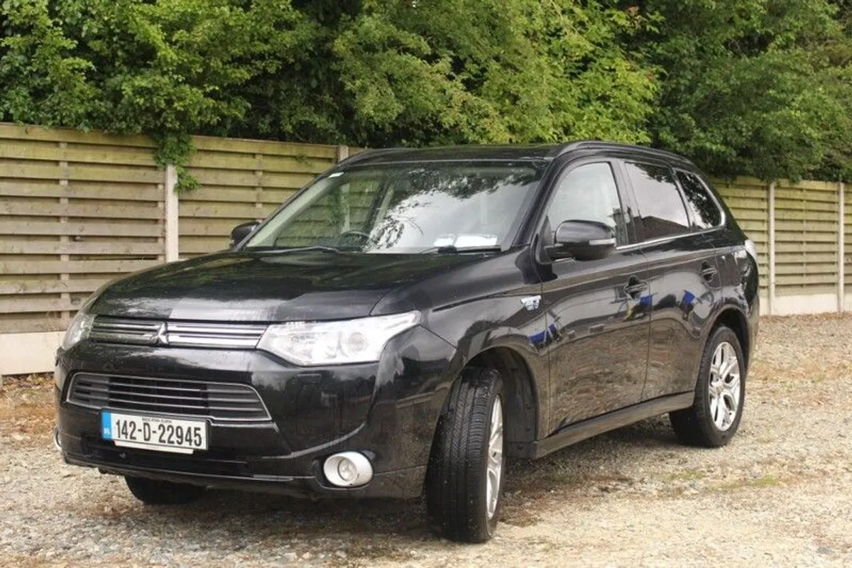 2014 Mitsubishi Outlander PHEV - Image 2