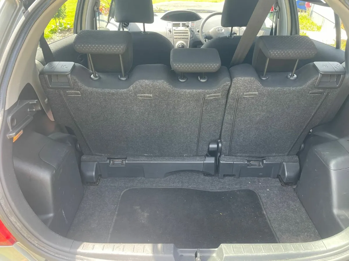 Toyota Yaris 2011 - Image 2