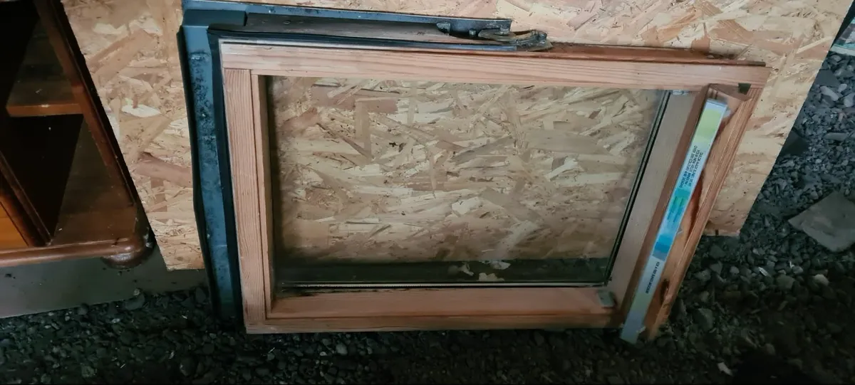 V-LUX window Frame 78cmx 104cm and window - Image 3