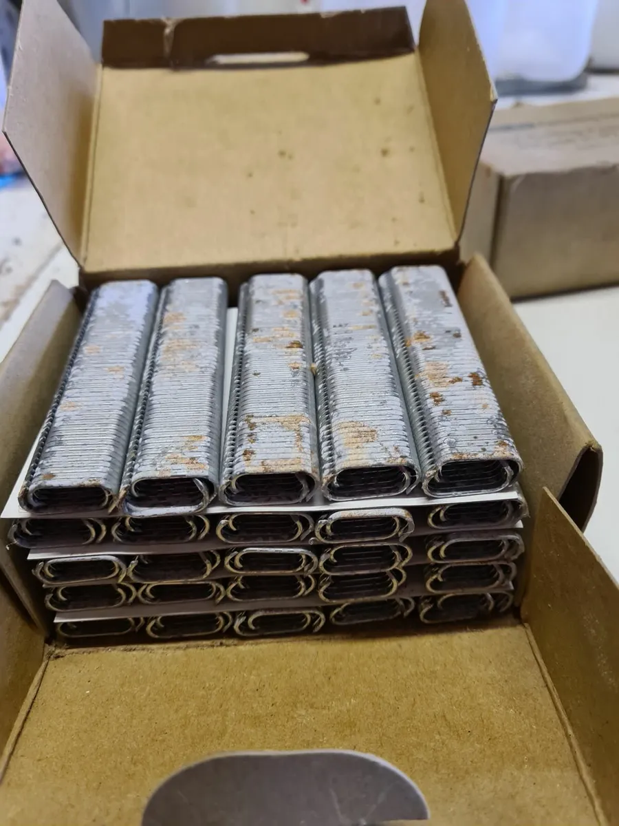 2 x boxes of Steel “c” ring Hog fasteners - Image 3