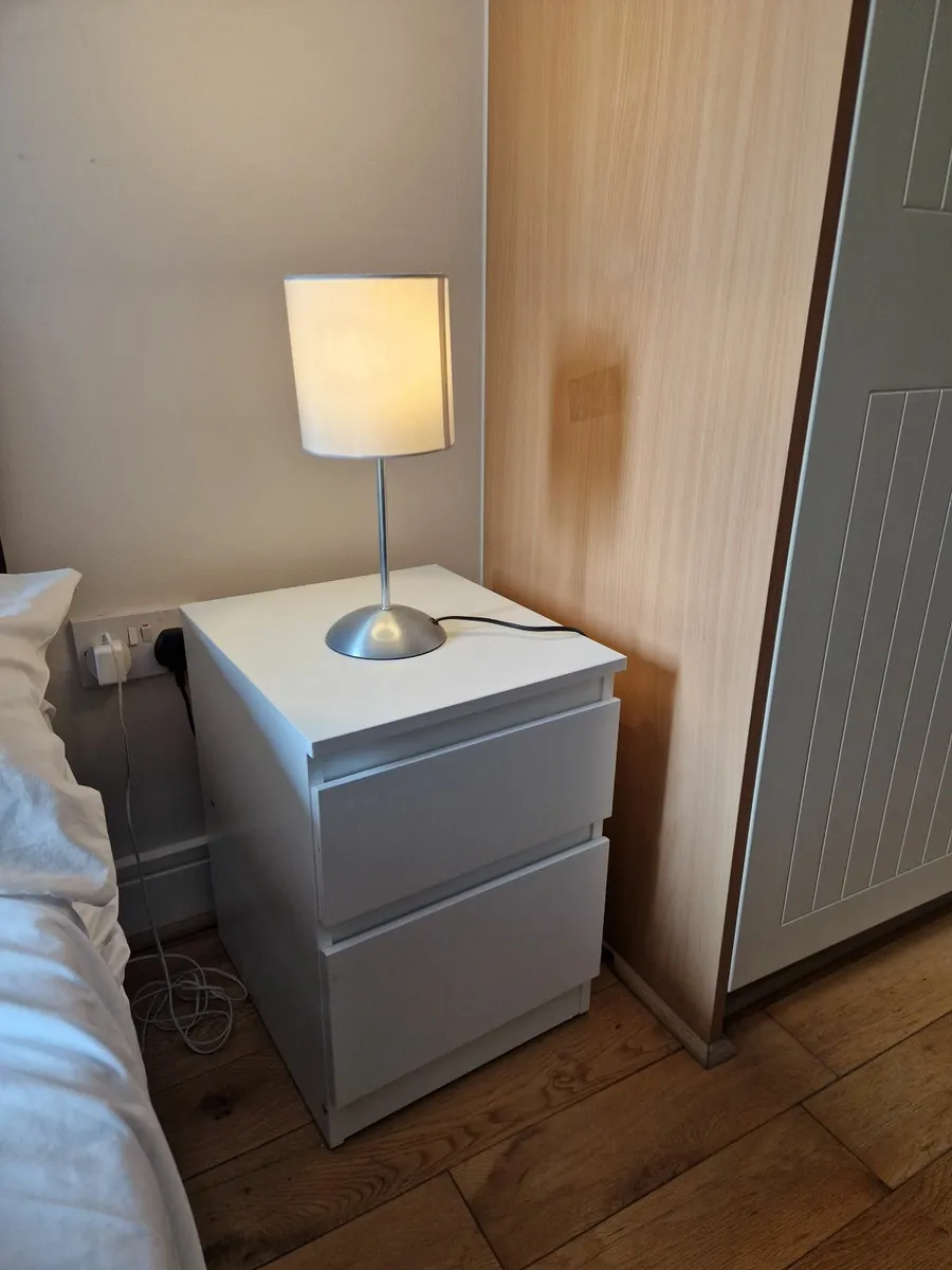 2 Bedside lockers with 2 lamps - Image 1