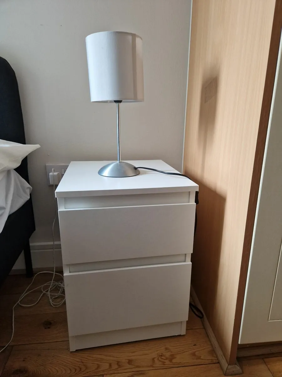 2 Bedside lockers with 2 lamps - Image 2