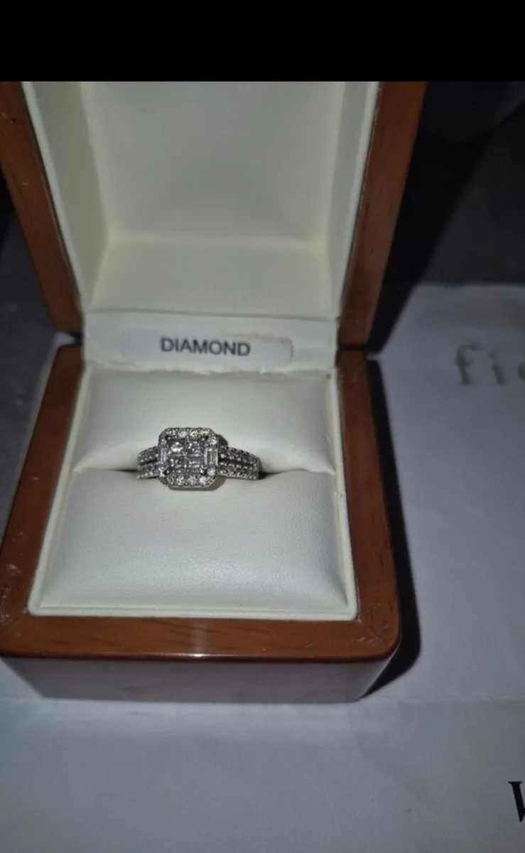 Engagement and wedding ring. - Image 4