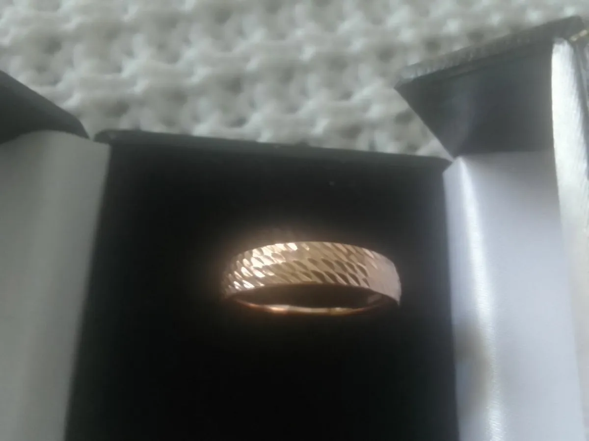 9ct ROSE GOLD DIAMOND CUT BAND RING SIZE N - Image 1