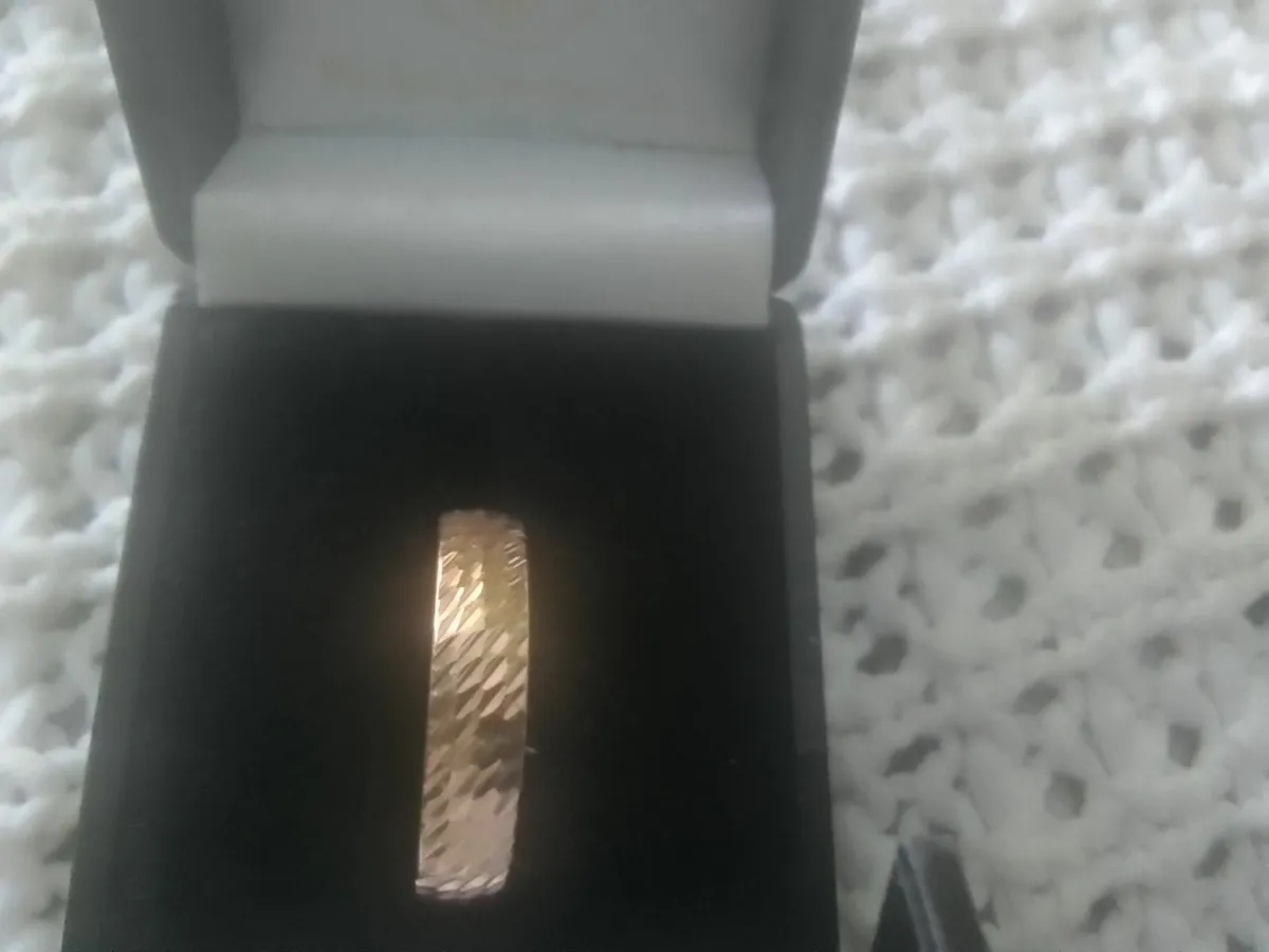 9ct ROSE GOLD DIAMOND CUT BAND RING SIZE N - Image 2