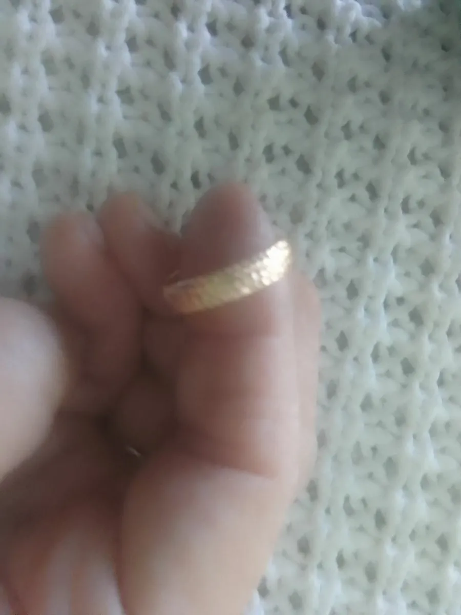 9ct ROSE GOLD DIAMOND CUT BAND RING SIZE N - Image 4