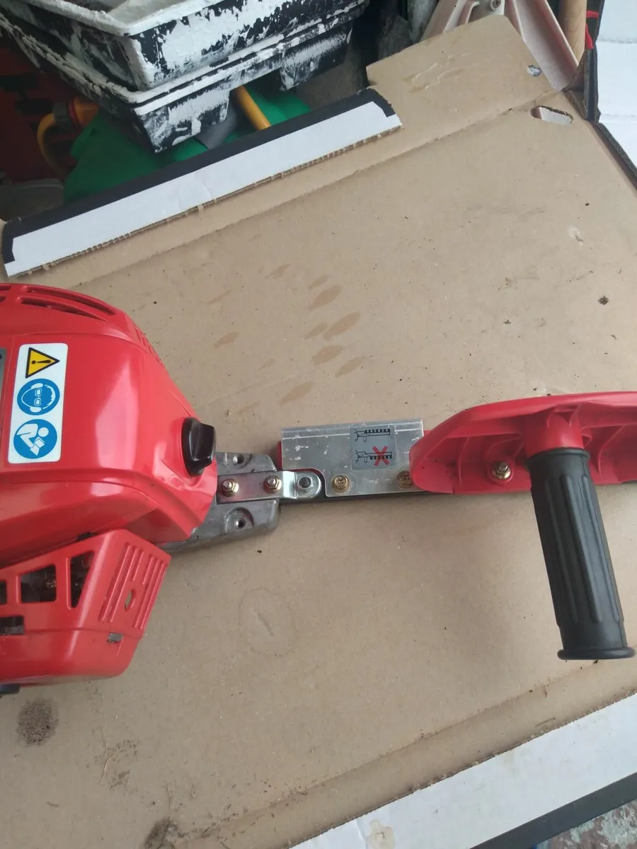 Commercial Shindawiwa Hedge Trimmers - Image 3