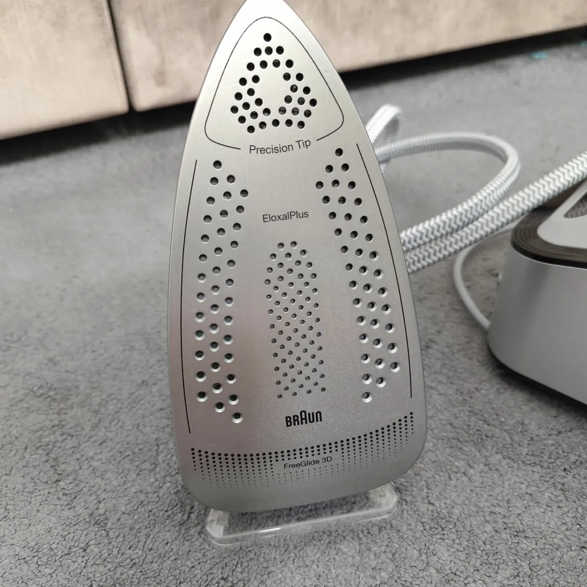 Steam iron - Image 1