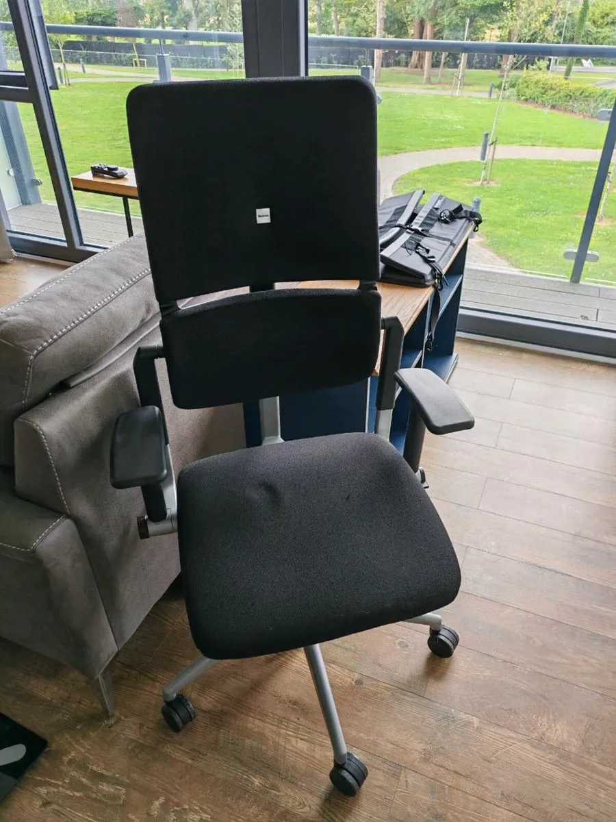 Steelcase Please V1
