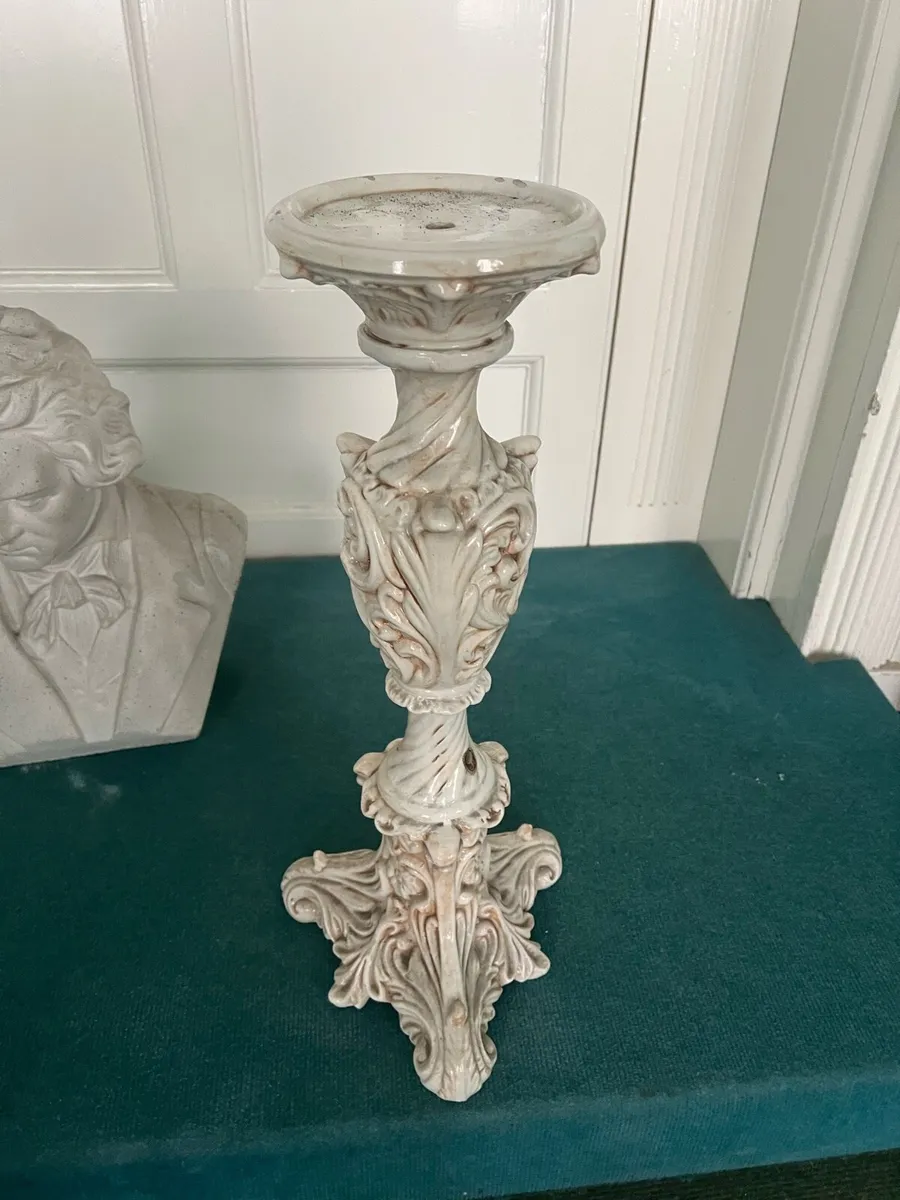 Porcelain stand for vase
