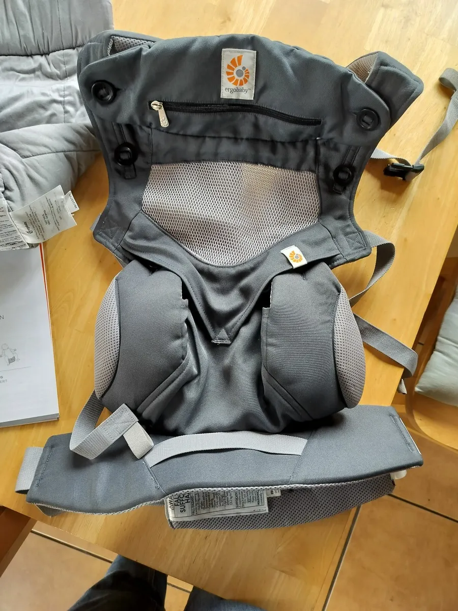 Ergobaby all positions 360 + infant insert - Image 4