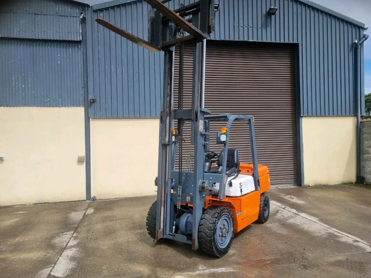 Forklift - Image 3