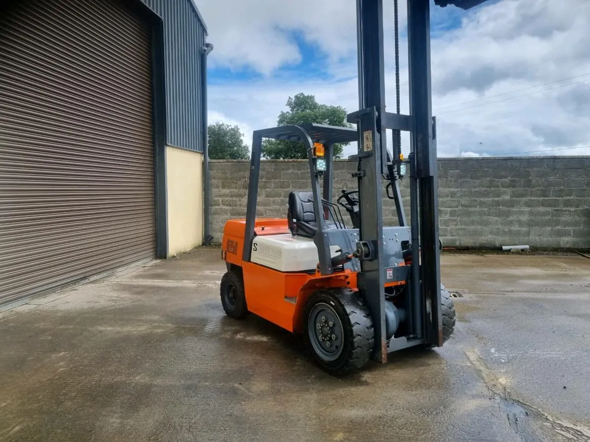 Forklift - Image 4