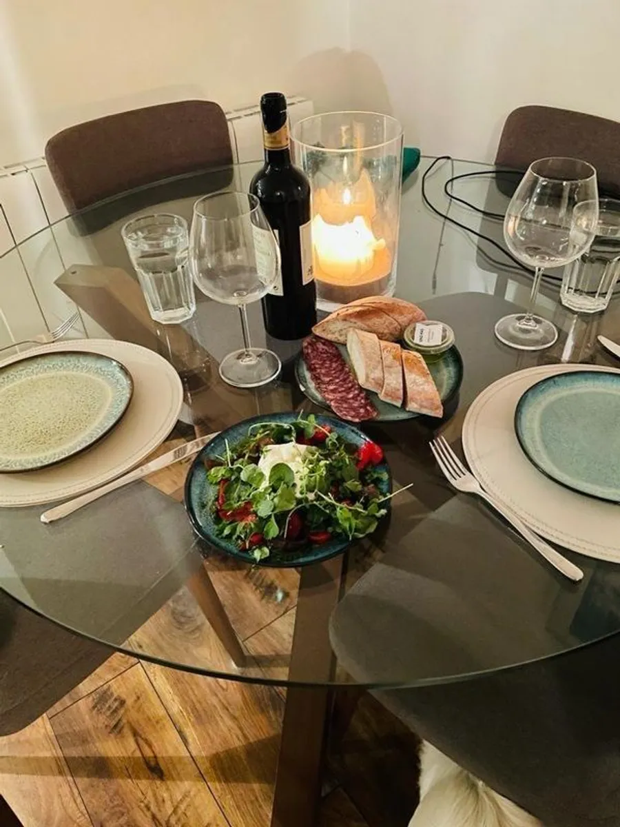 Round table and chairs set - Image 1