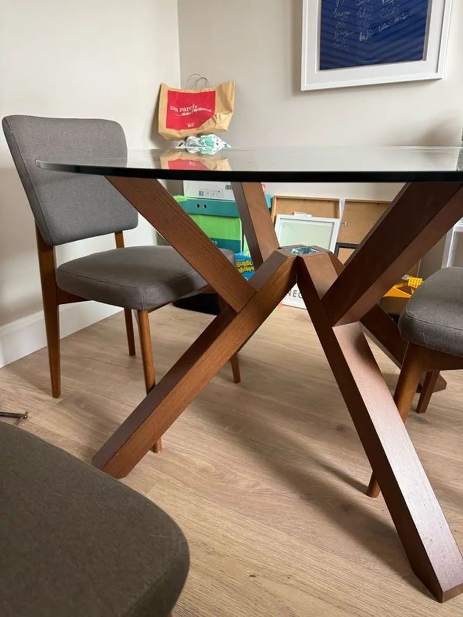 Round table and chairs set - Image 2