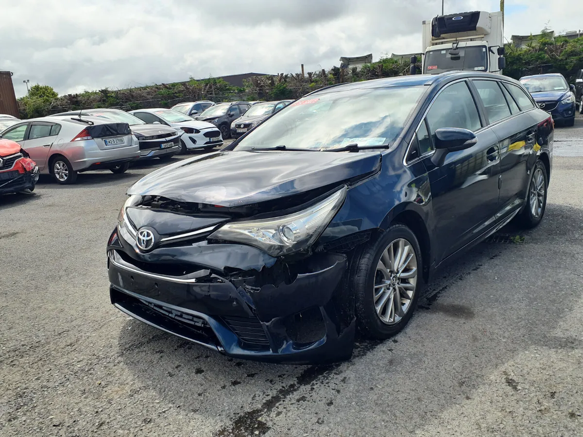 Toyota Avensis Estate 2016 light front damage - Image 2