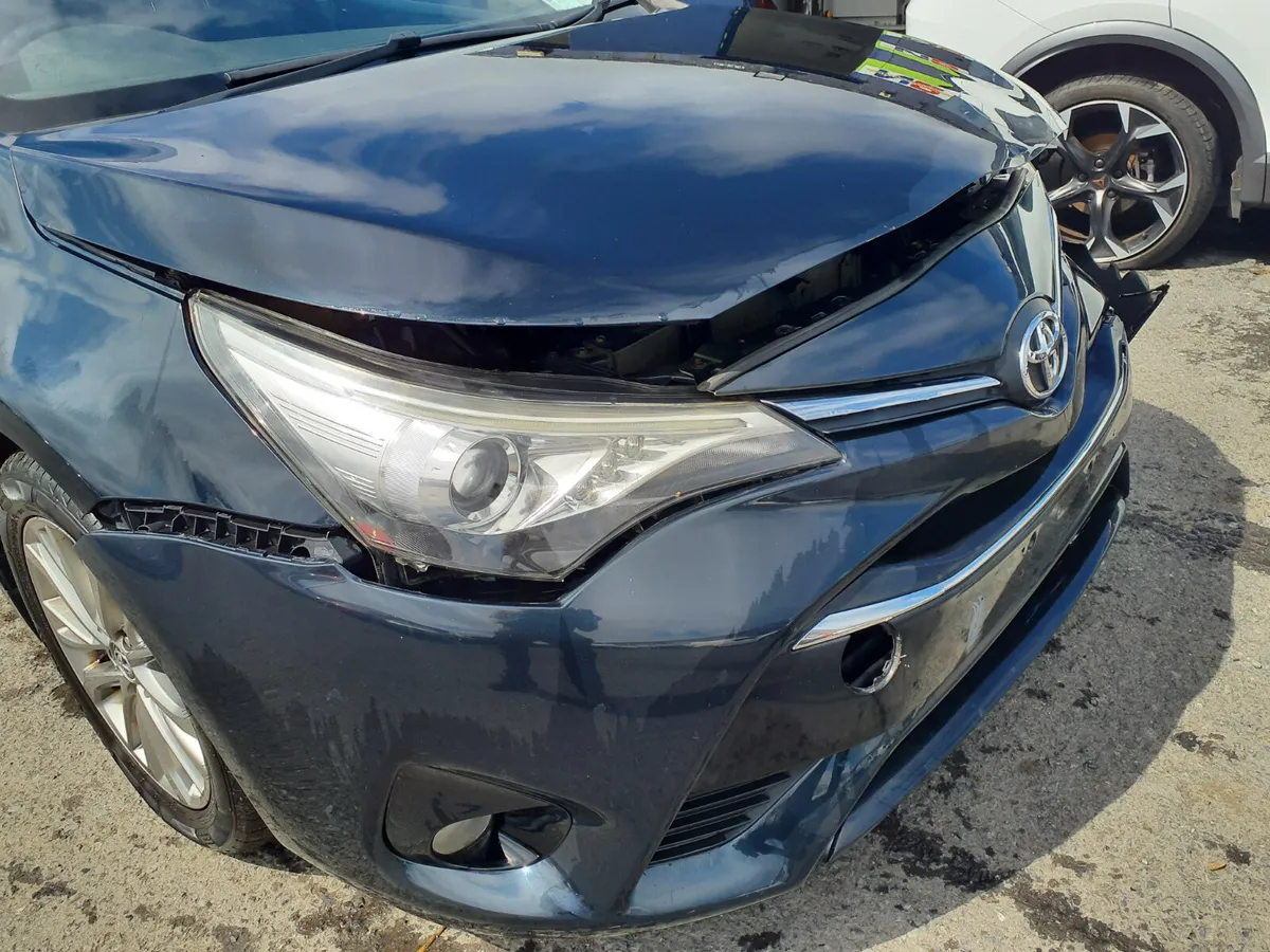 Toyota Avensis Estate 2016 light front damage - Image 4