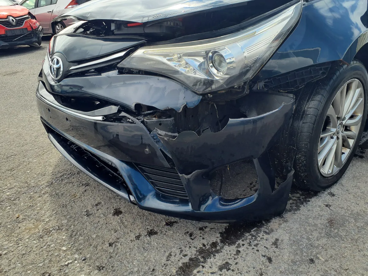 Toyota Avensis Estate 2016 light front damage - Image 3
