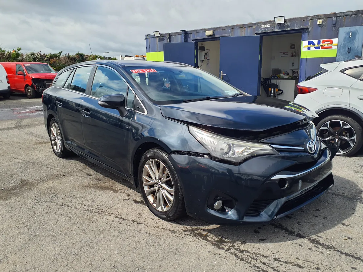 Toyota Avensis Estate 2016 light front damage - Image 1