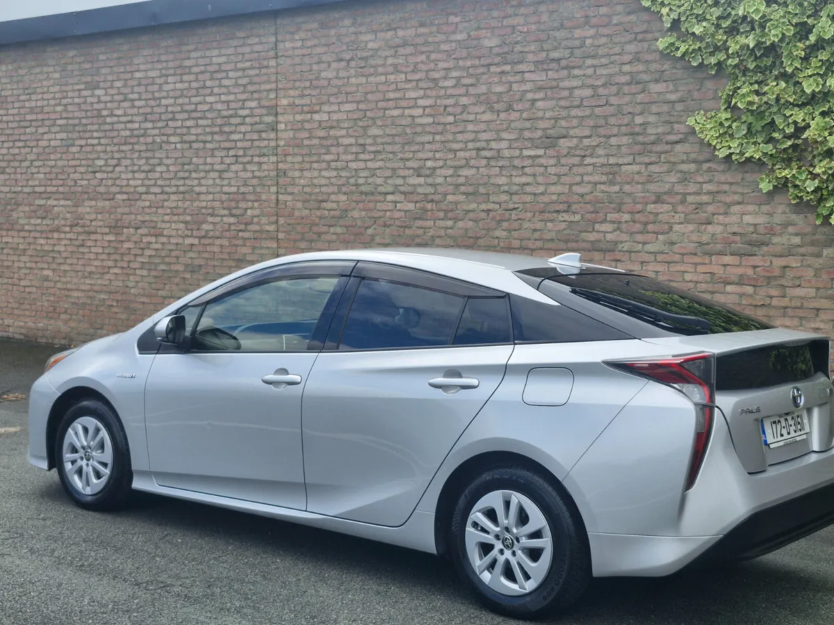 Toyota Prius 2017 - Image 2