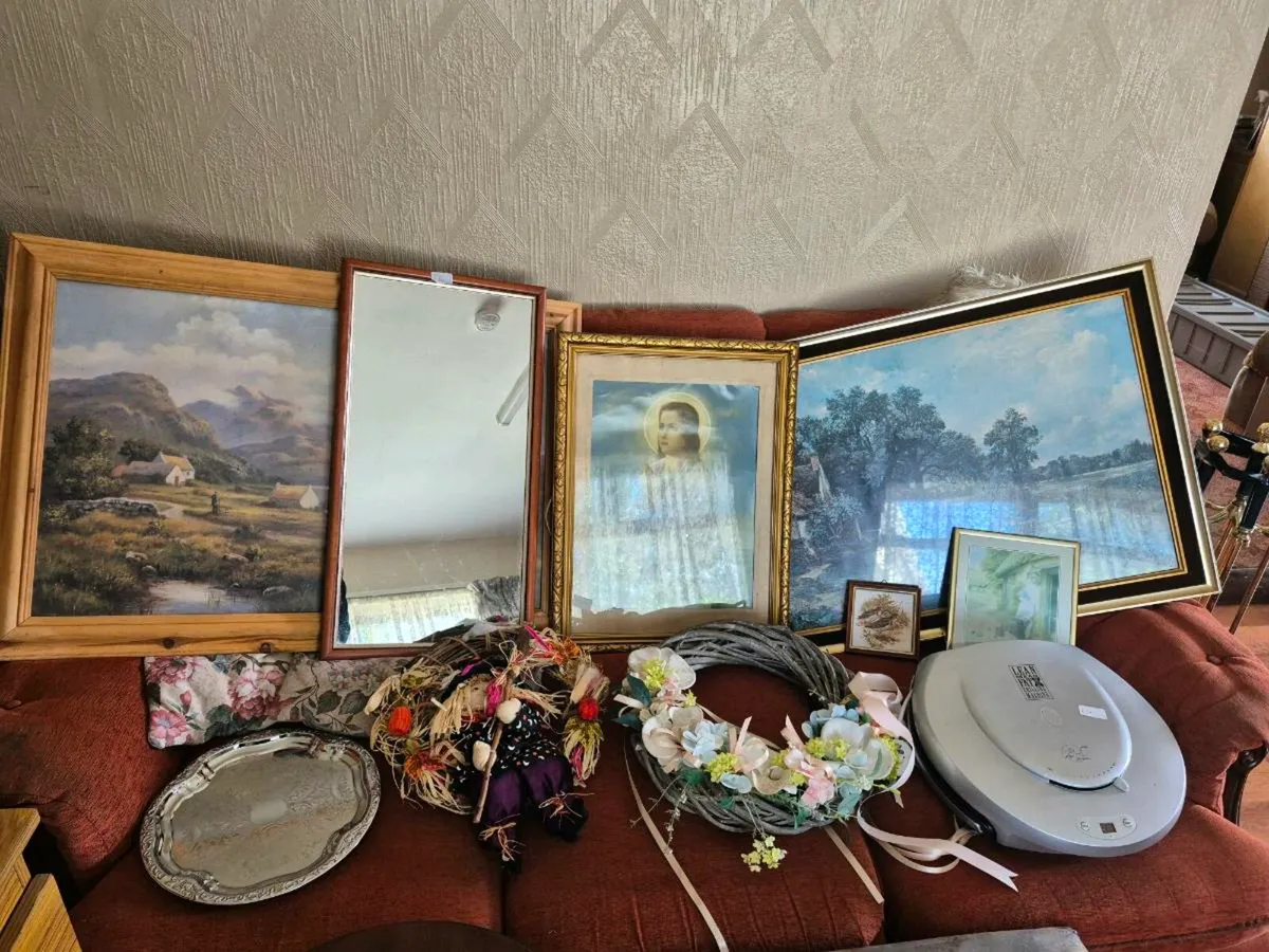 House pictures & mirror clocks , table small - Image 1