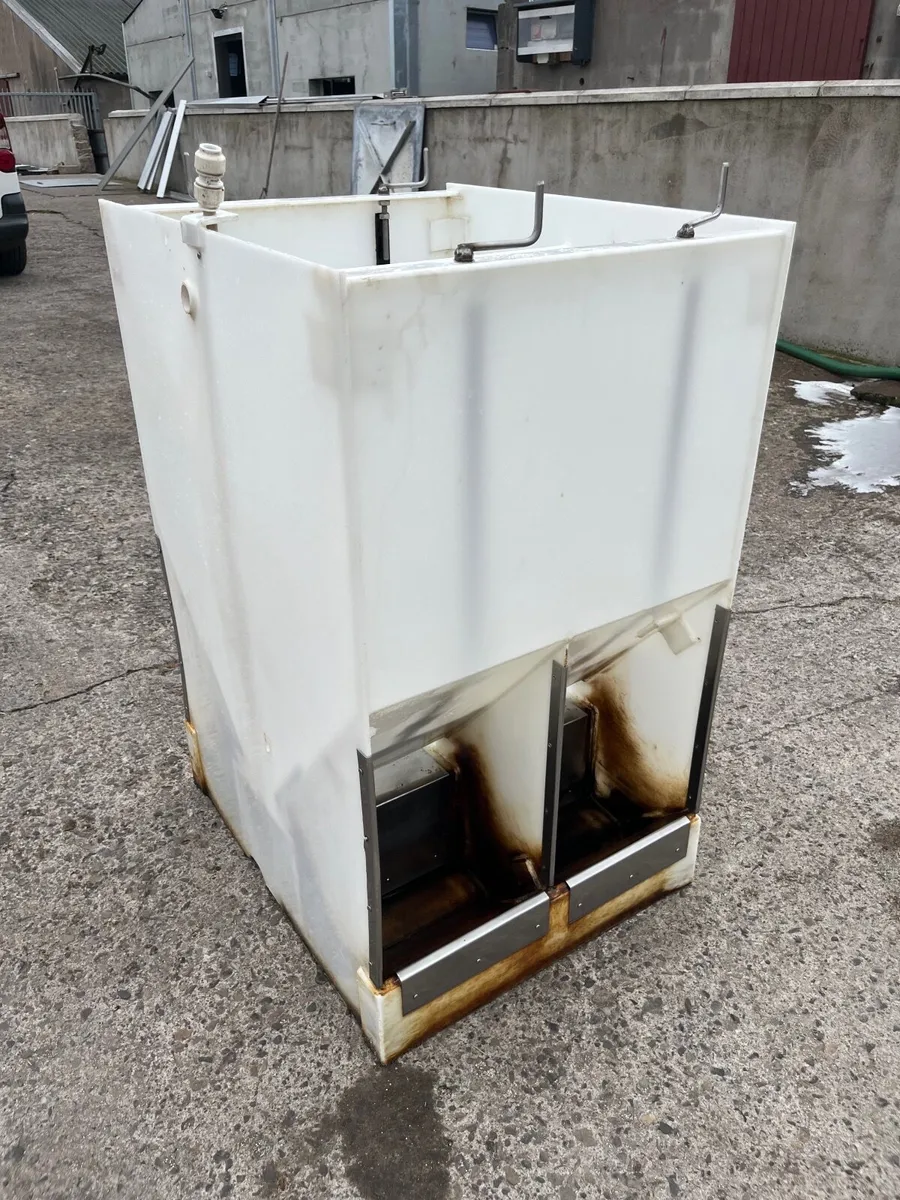 Pig feeders - Image 1