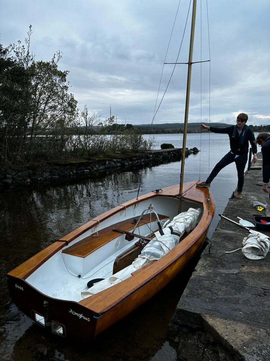 Sailing dinghy - Image 1