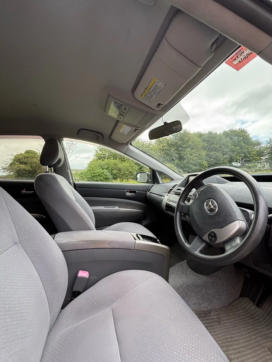 Toyota Prius 2011 - Image 2