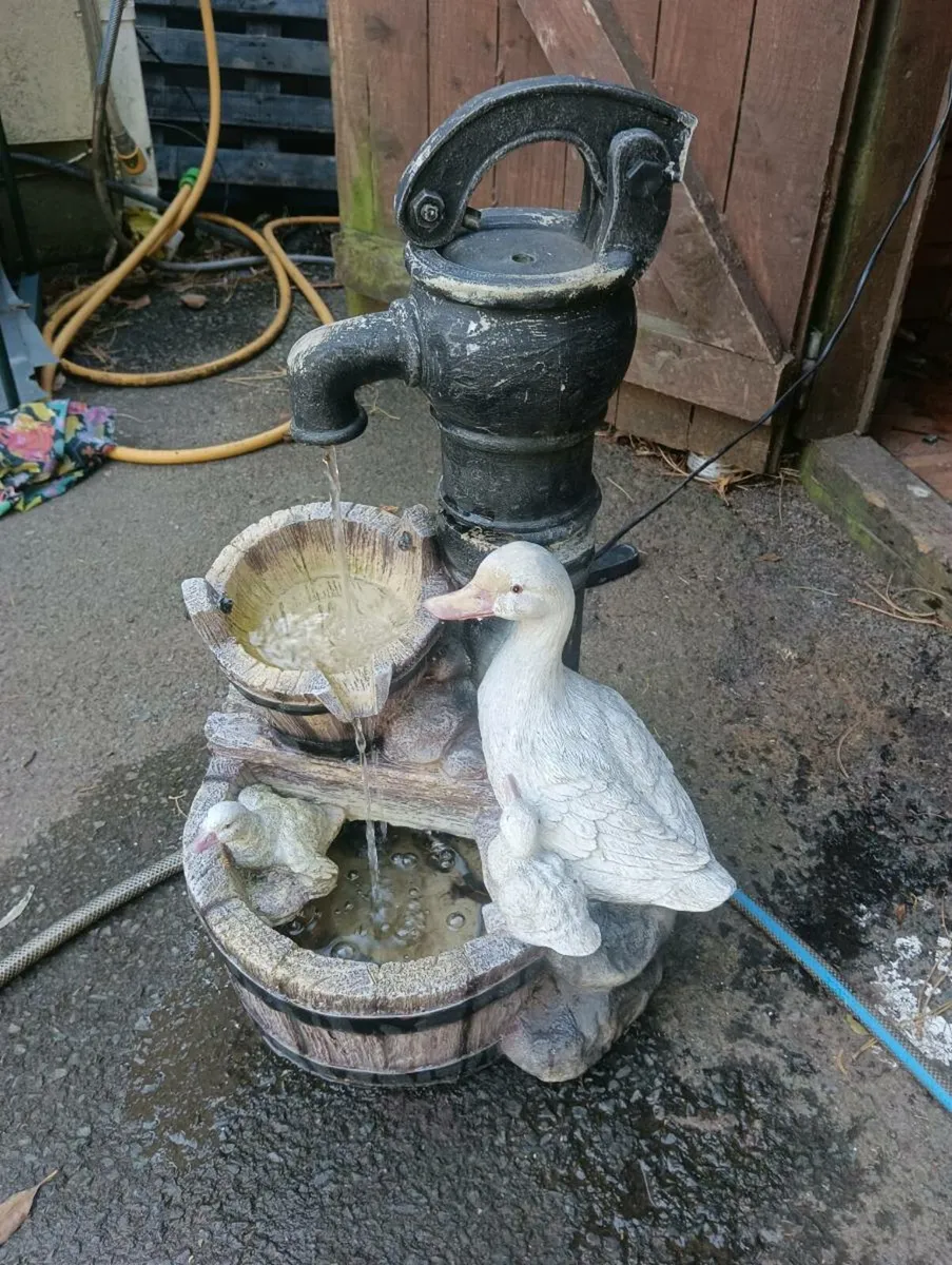 Beautiful water feature,very soothing - Image 2
