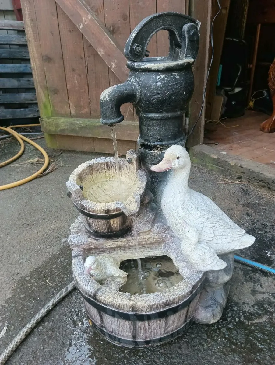 Beautiful water feature,very soothing - Image 4