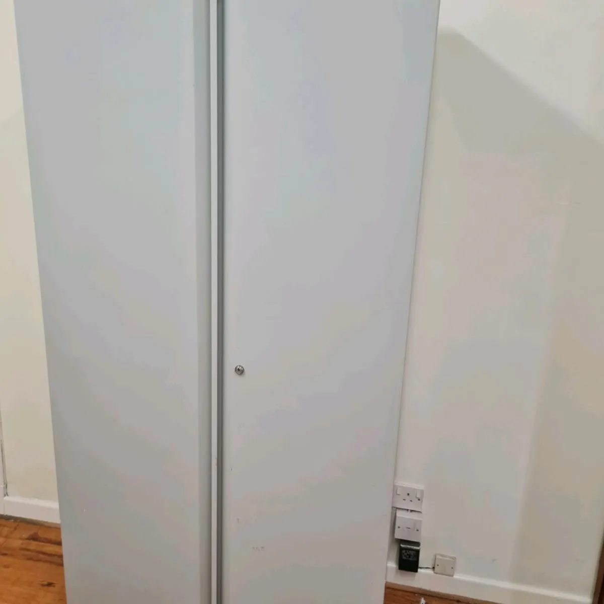 Metal storage cabinet - Image 1
