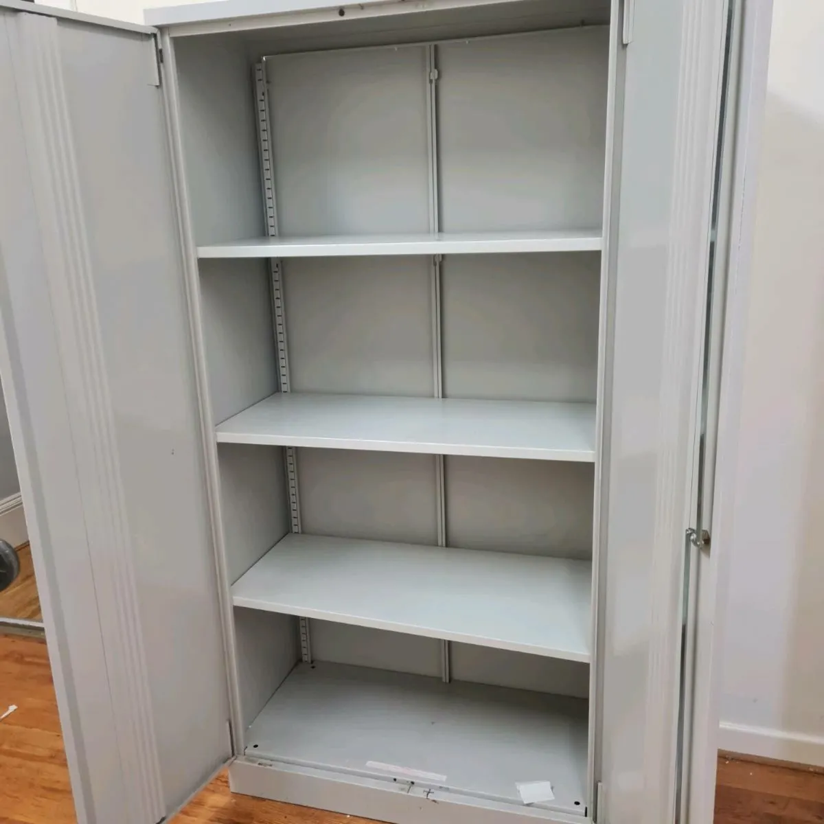 Metal storage cabinet - Image 2