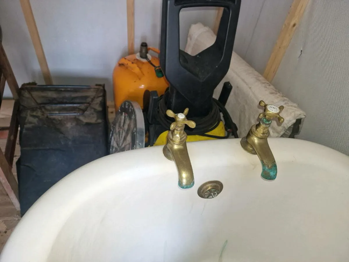 Roll top cast iron bath - Image 3