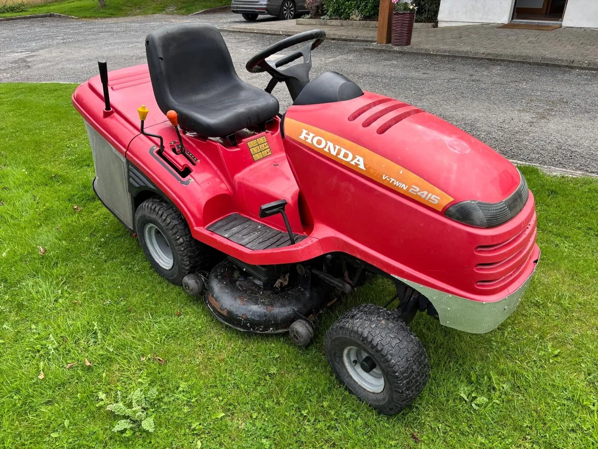 Honda ride on lawnmower V Twin 2415 - Image 2