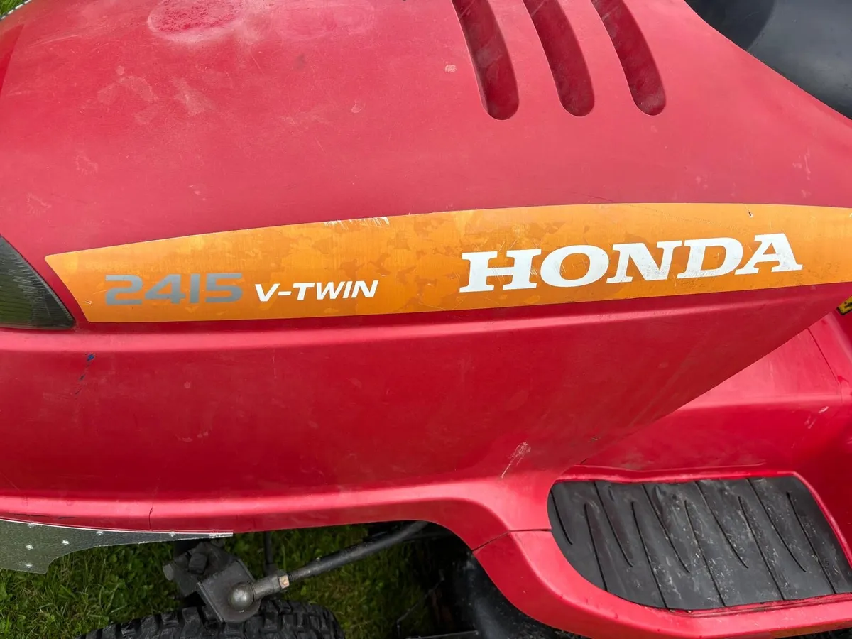 Honda ride on lawnmower V Twin 2415 - Image 3
