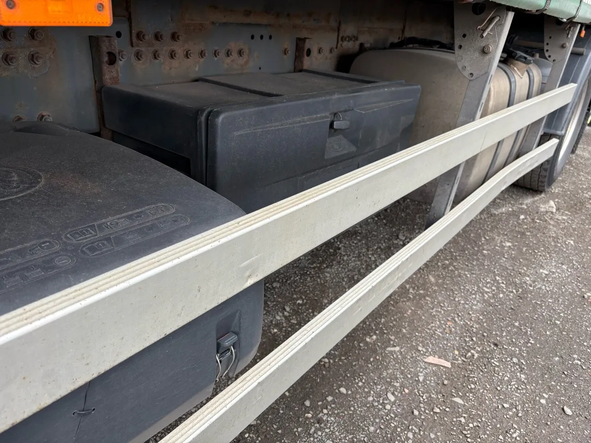 2016 Daf CF 370 6x2 Curtainside - Image 4