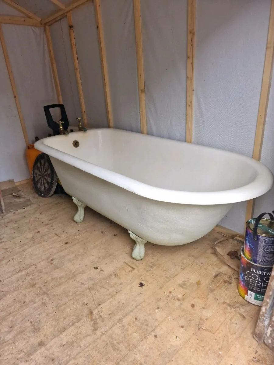 Roll top cast iron bath - Image 1