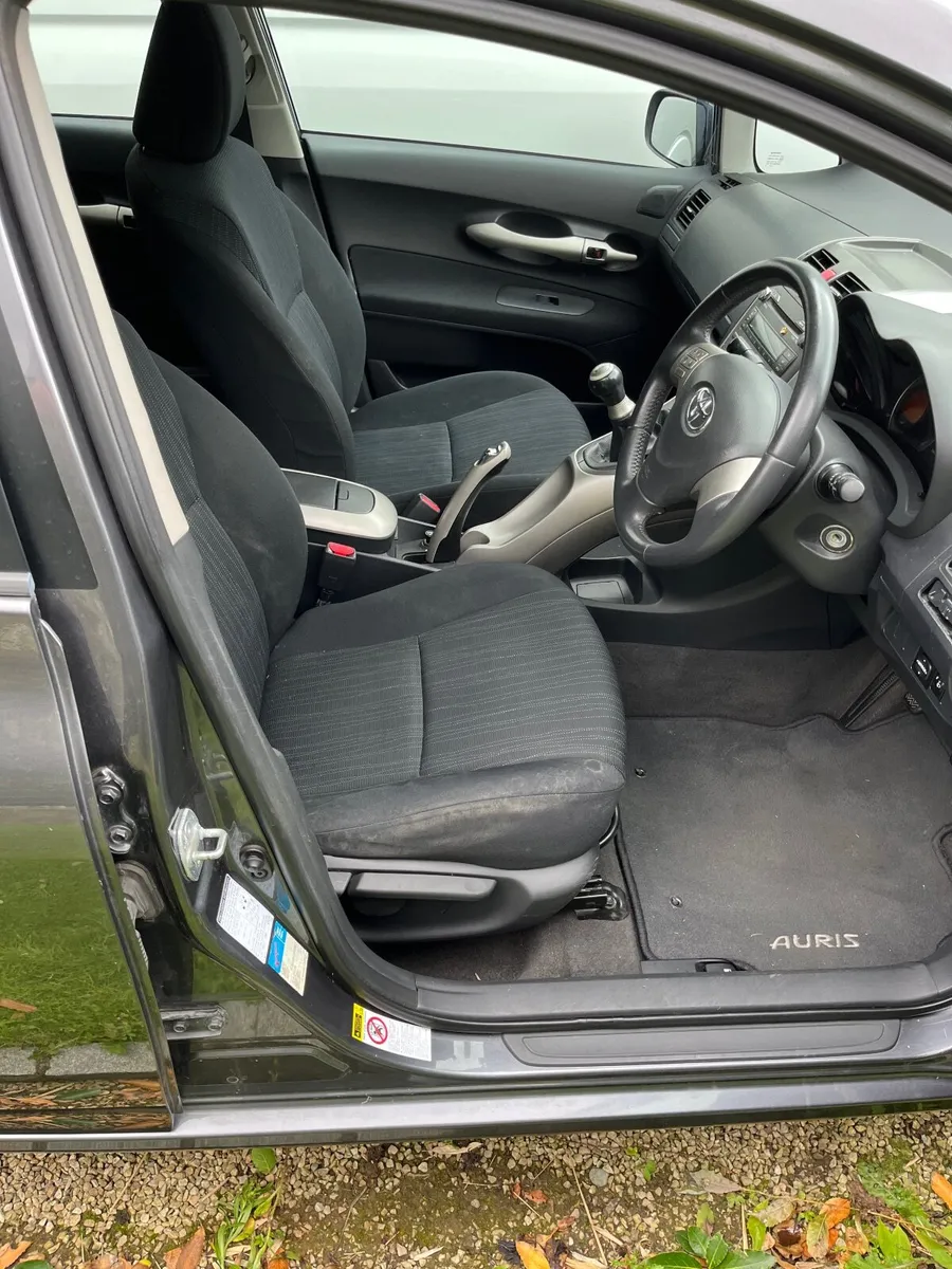 Toyota Auris 2009 - Image 2