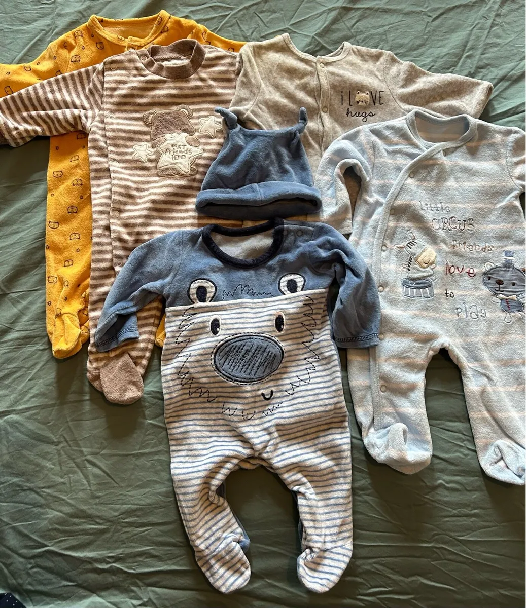 baby sleep suits 0-3 M - Image 1