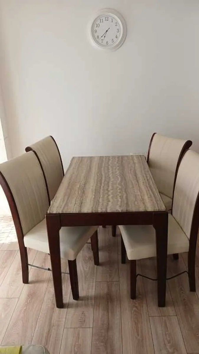 Table and chairs - Image 1