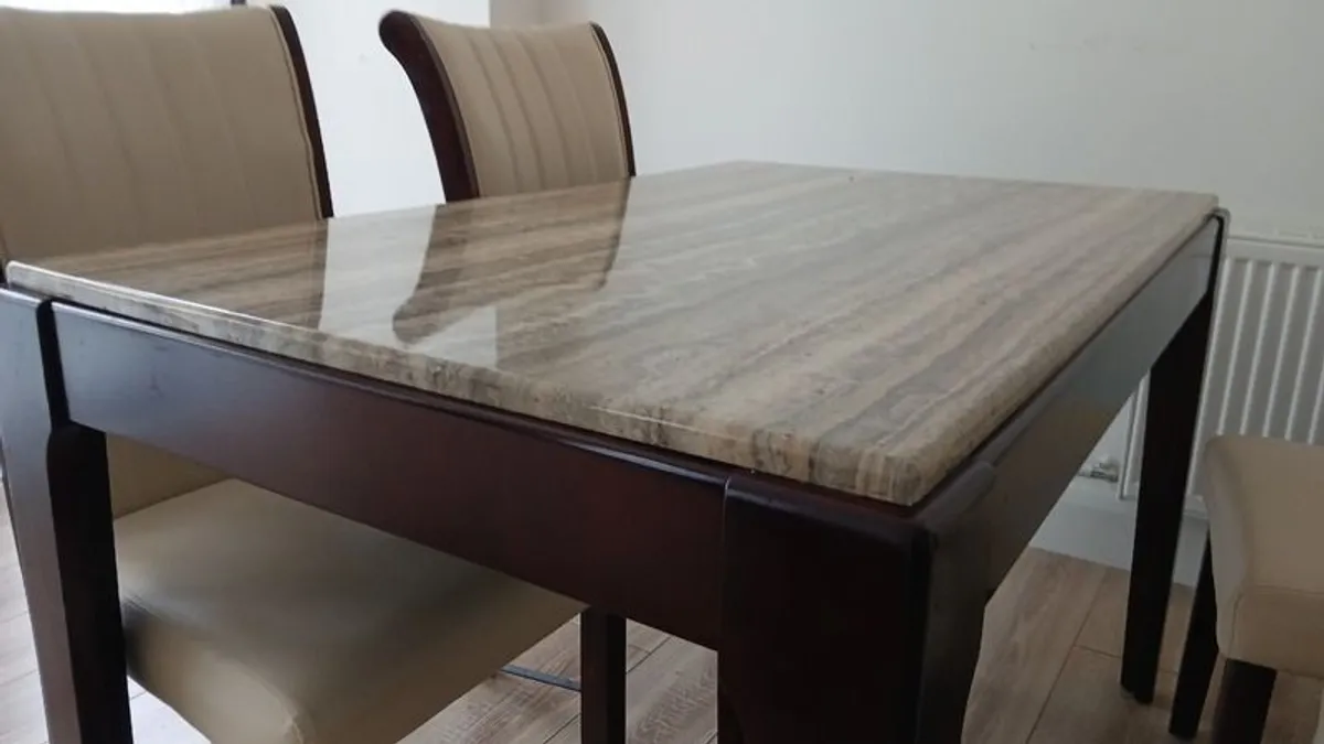 Table and chairs - Image 2