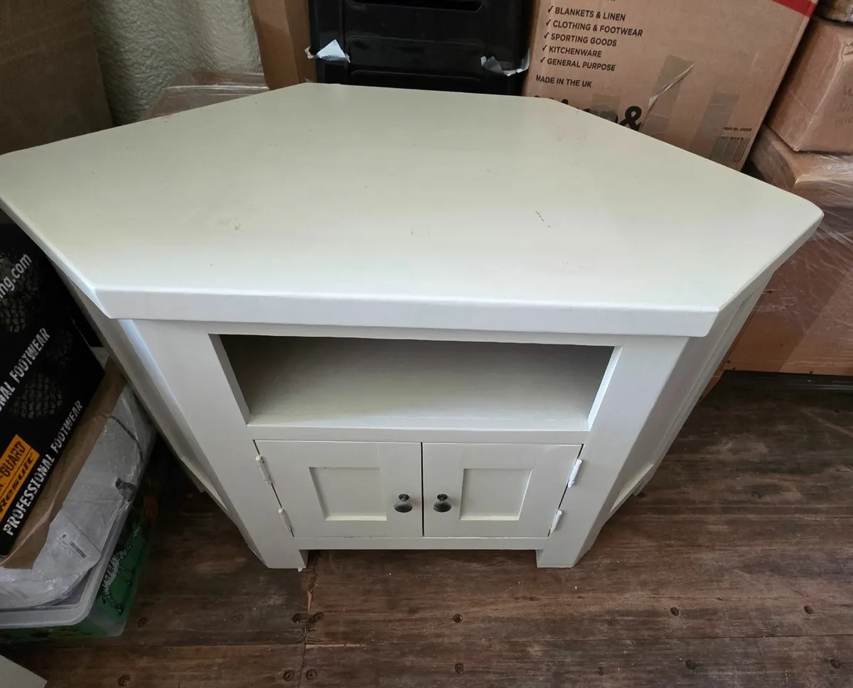 Corner tv unit.
