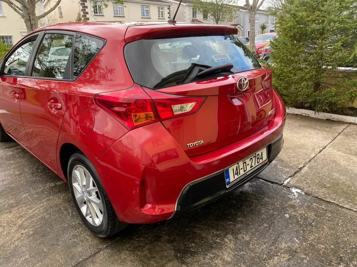 Toyota Auris 2014 - Image 2