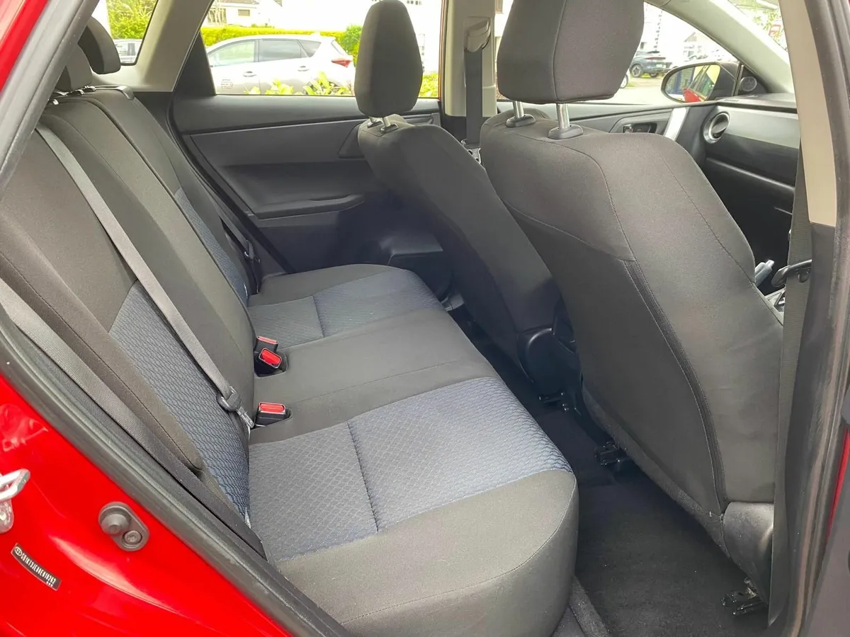 Toyota Auris 2014 - Image 4