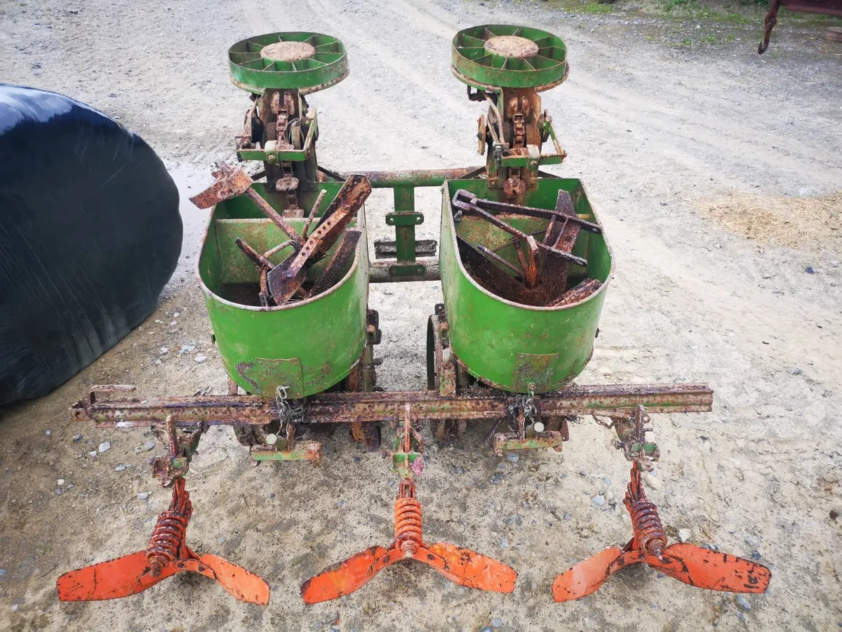 Vintage farm machinery - Image 4